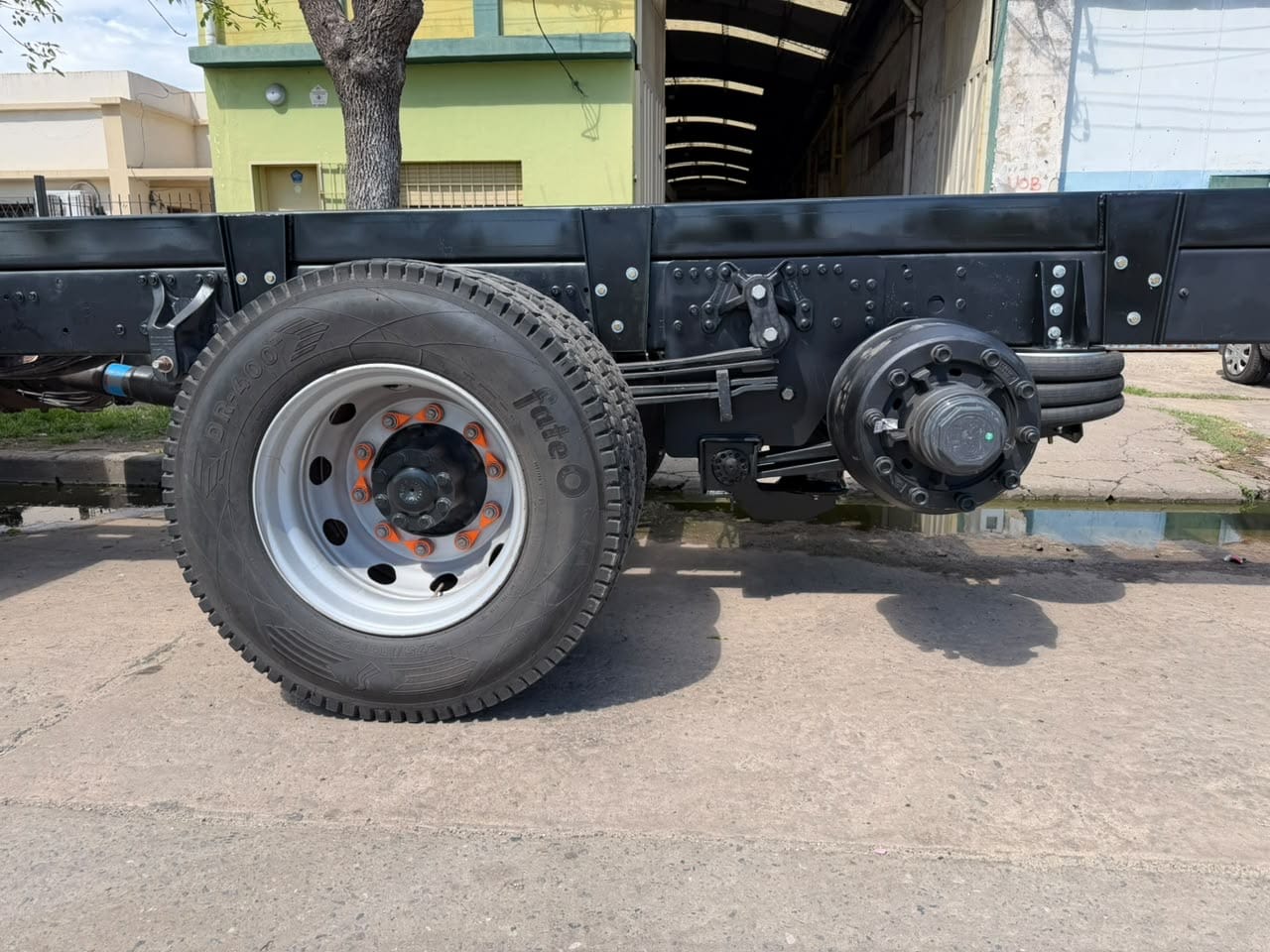 Tercer eje neumático junto a las ruedas duales de tracción