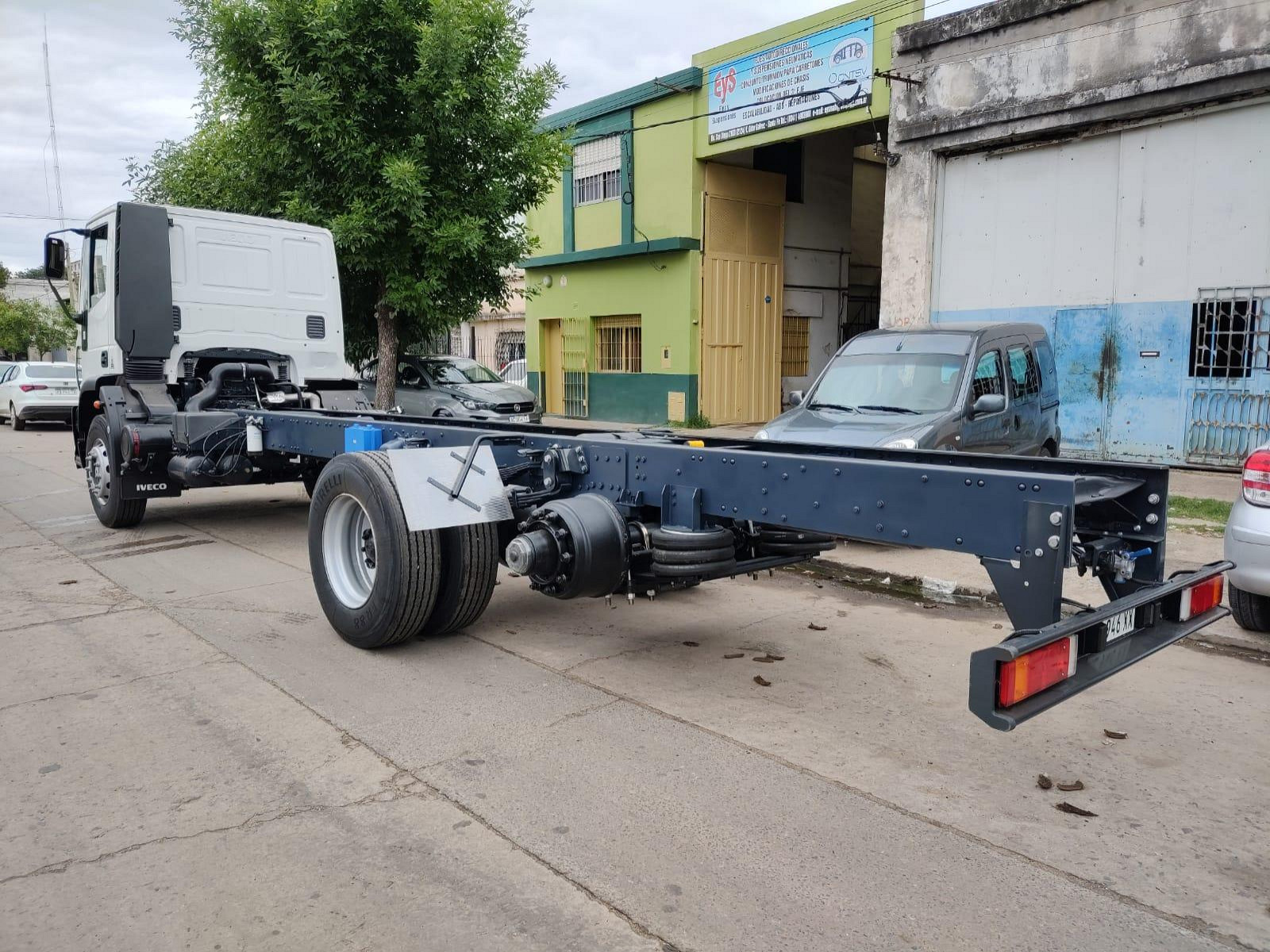 Chasis con tercer eje neumático y refuerzo envainado