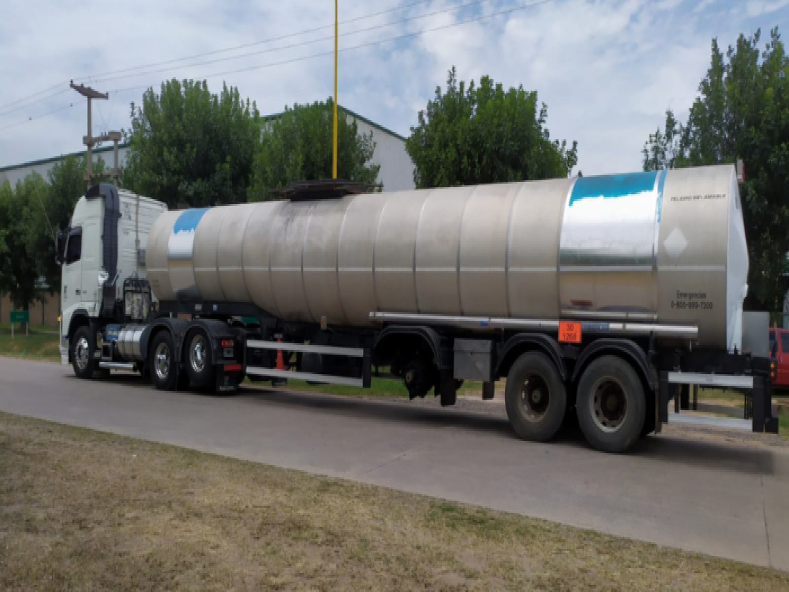 Semirremolque tanque con chasis alargado